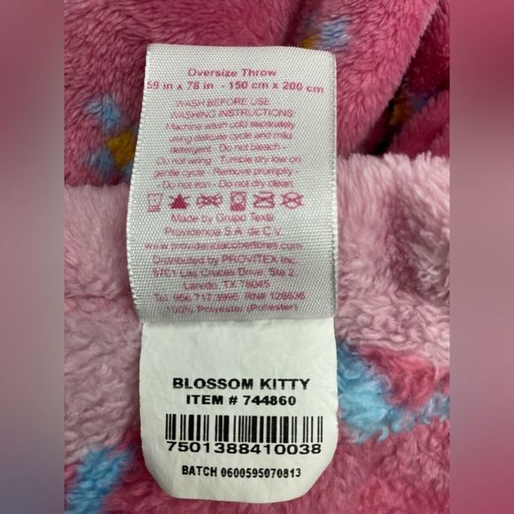 Hello Kitty Sanrio Eye Wink Oversized Throw Blanket 78” x 59” Blossom Kitty - Picture 5 of 5